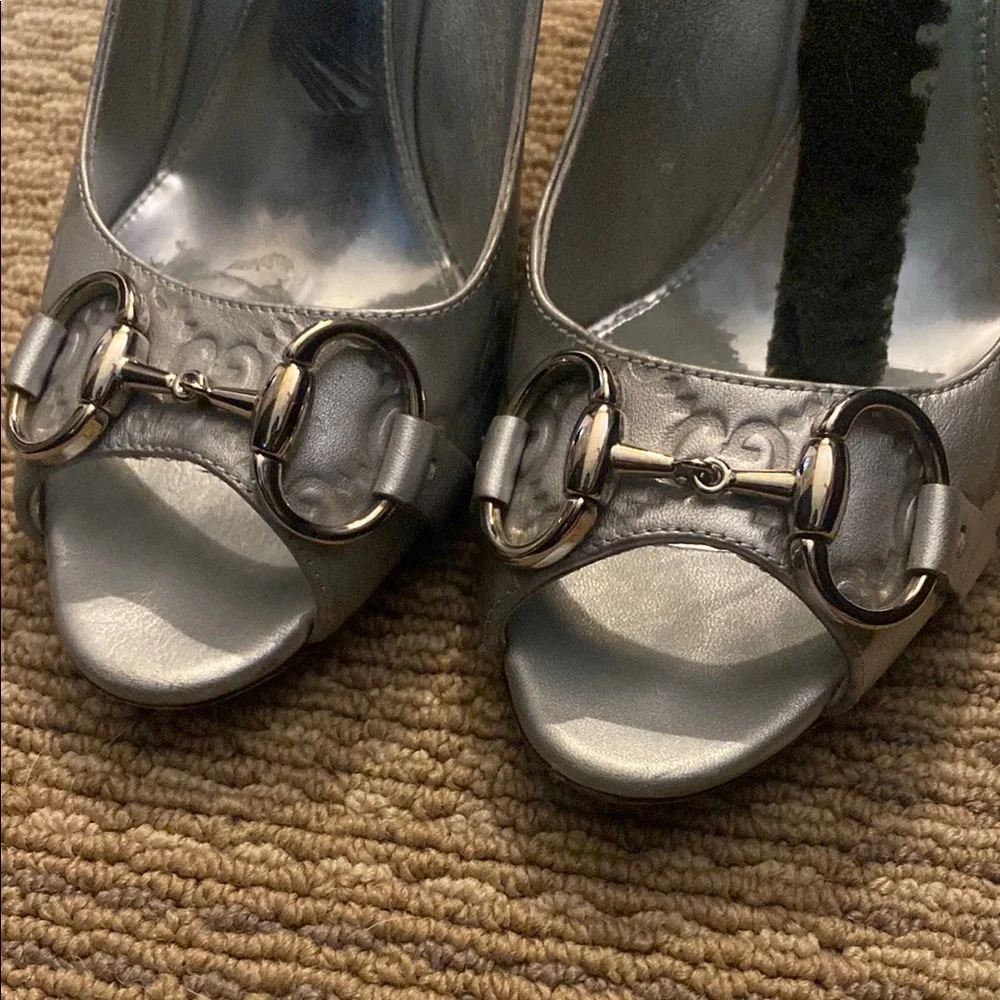 Vintage Gucci Silver 7.5, Vintage,  Peep Toe Heels, leather embossed GG logo - Picture 9 of 10
